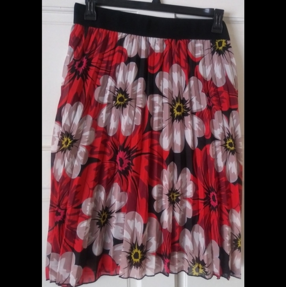 Metro Wear Floral Pleated Skirt - Picture 2 of 3